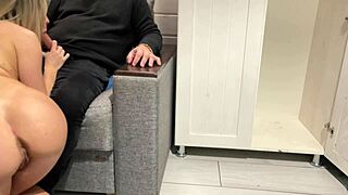 Ste mor tar stesønn på fersken mens han ser på porno og blir med i senga