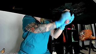 Hatalmas faszt fej egy szőke tinédzser 18+ otthoni hálószobában.