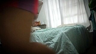 Скрытая камера в комнате тети шпионит за ее горячей большой жопой, пока она переодевается