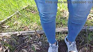 Jebanje prijateljeve mame duboko u šumi napolju