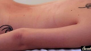 यंग मसाजिस्ट ग्राहक को स्टेमी सेशन में चोद रही है।