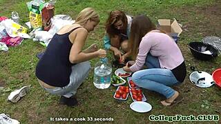 College tøs kneppes hårdt ved udendørs BBQ i skovfest