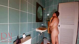 Schau Regina Noir ihre Möse nackt in der Dusche rasieren! Ist sie deine Sklavin Hausfrau Göttin?