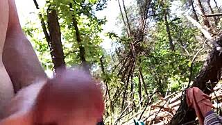 Outdoor-Spritzer auf zerrissene Klamotten in der Öffentlichkeit!