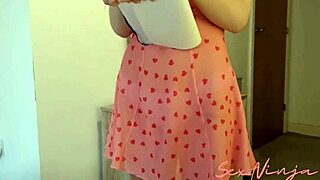 Flirtuje moje nová nevlastní sestra, nebo je jen naivní?