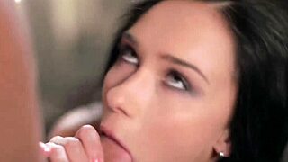 Κομψή καστανή γκόμενα με γλείφει τέλεια.