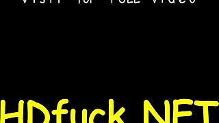 Ukrasna tinejdžerka 18+ širi se široko, žudeći za intenzivnim ližanjem pičke.