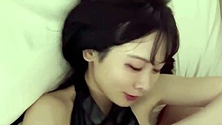 Garota Japonesa Dá Boquete Selvagem em Cena de Bukkake!
