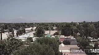 Sranje! Perverzna tinejdžerka 18+ jaše kurac s divljim fetiš pokretima!