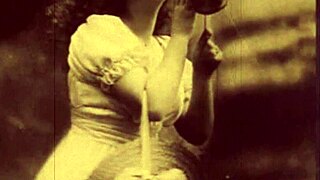 빈티지 베이비가 구부러져 레트로 개새끼 자세로