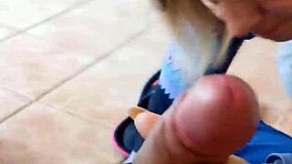 La Mia Matrigna Mi Sorprende Mentre Mi Masturbo e Decide di Aiutarmi a Venire