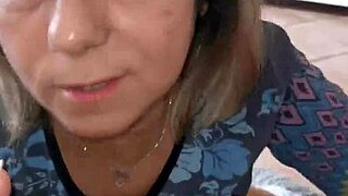 La Mia Matrigna Mi Sorprende Mentre Mi Masturbo e Decide di Aiutarmi a Venire