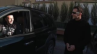 يا عاهرة، تقدر تتحمل BDSM الخشن للسيد في الحظيرة؟