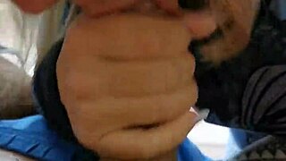 La Mia Matrigna Mi Sorprende Mentre Mi Masturbo e Decide di Aiutarmi a Venire