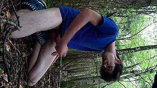 Masturbasi Berisiko di Hutan dengan Kontol Monster!