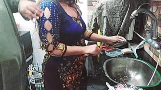 印度乡村女佣在厨房被狡猾主人猛烈操