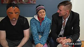 Elak tonåring går in på arslehuset för anal behandling