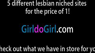 אלינה שולטת בחברה לכיתה וויטני עם ישיבה על הפנים פרועה במקום ללמוד