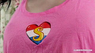 Uh, tatuoitu tyttö työntää mustan dildon pilluunsa