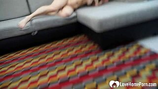 Amiga da esposa pega meu pau duro de quatro!