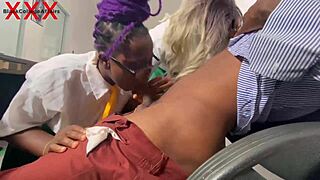 Wow, une étudiante gicle sur une grosse bite noire ! 😍