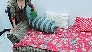 Vay be, Pakistanlı hizmetçi yaşlı patronuna süt veriyor sonra bütün gün sertçe siliyor, net Hintçe sesle! 🔥💦