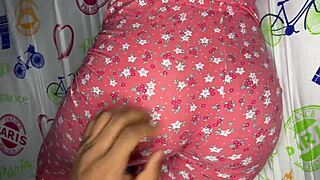 Mi madrastra obsesionada con mi cuerpo en pijama no para