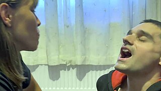 Djup kyss medan man sippar vatten känns så intimt och vilt