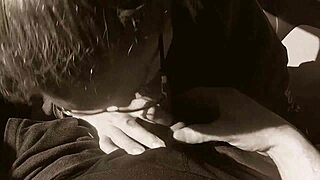 看看这个书呆子，我好好吸了他后，他把精液抹在自己身上！