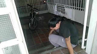 Baru kasih sambutan panas ke adik tiri Kolombia di luar ruangan