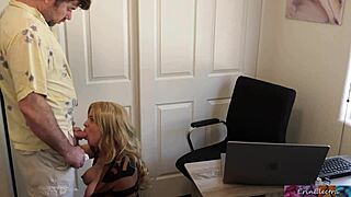 Styvmamma knullas hårt på kontoret med creampie-avslut!