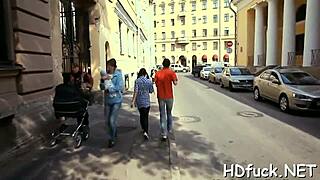 Sexy legální věk teen 18+ dává perfektní ježdění na koku a horké foukání