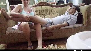 ביקשתי עיסוי רגליים אבל היא שפשפה לי את כל הגוף עם הציצים והכוס הנחמדים שלה