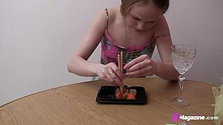 جسم بيانكا الساخن يسرق العرض أثناء أكل السوشي