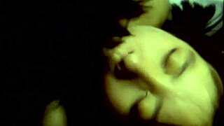 Küçük Asyalı güzellik yakın çekimde yalanıyor amatör aksiyon