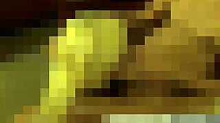 بتبتل كده وأنا شايفة زبه الضخم!