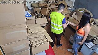 Seksi latinska boginja šefica me je ujela, kako lenarim na telefonu.