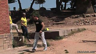 ฉันโดนมัดและเย็ดในฐานะทาสผมแดงข้างแม่น้ำ