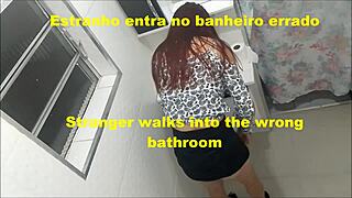 wow, stranac tuče mladu 18+ brazilsku tinejdžerku 18+ u toaletu bara!