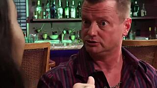 צ'אנל הארט השחורה המדהימה מקבלת כוס נחבט חזק