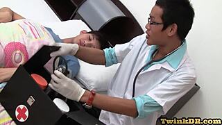 Médico asiático nerd folla el culo de twinks hasta un final explosivo