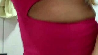 헤이, 내 핑크 의상과 타이트한 보지 확인해!