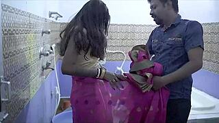 Bhabhi อินเดียเย็ดแบบหนักในห้องน้ำกับช่างประปา 🔥