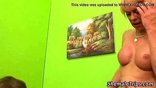 Tranny sukeltaa intensiiviseen bareback-pamppuun