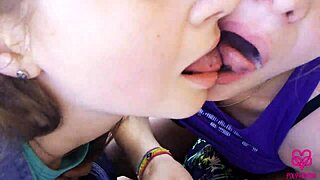 شاركت نزهة جبلية تحولت إلى نيك مزدوج مع أصدقاء