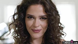 Κοντινή λήψη του μεγάλου κώλου λατίνα milf victoria voxxx σε δράση