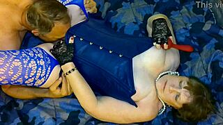 Babica v nogavicah in korzetu liže pičko in se trdo jebe za intenzivne orgazme