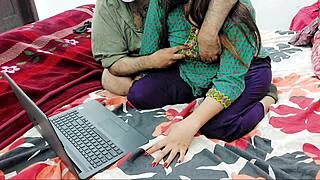 يا رجل، شاهد المعلم الباكستاني يرشد طالبته الجميلة في المنزل!