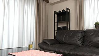 Arkadaşın annesi Yuu Shinoda muhteşem Japon kıvrımlarıyla baştan çıkarır