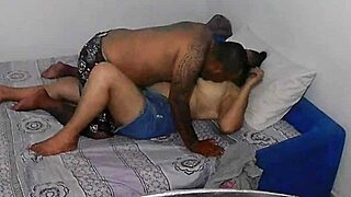 पार्टी से चोरी से मेरे घर आकर मोटी मेच्योर औरत को चोद रहा हूँ 😈